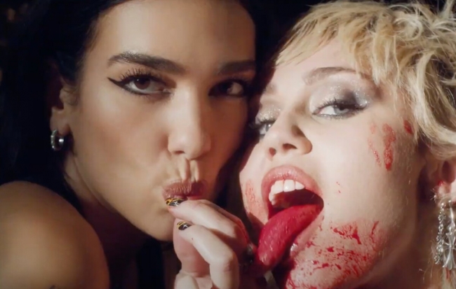 Musica: Dúo dinámico, Miley Cyrus y Dua Lipa protagonizan el  vídeo de “Prisoner”.
